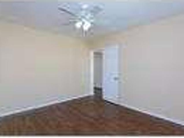 Apartment in prime location. Carport parking!
