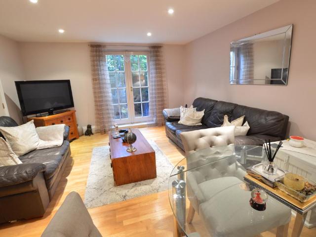 apartment in Princess Park Manor