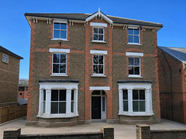 Apartment In Queens Road, Brentwood Cm14
