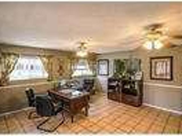 Apartment in quiet area, spacious with big kitchen. Offstreet parking!