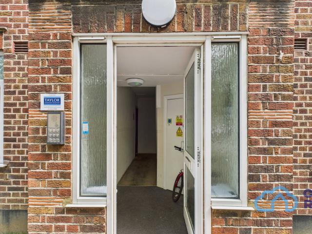 apartment in RM2 Hainault Road | Leytonstone | London | E11 1EJ