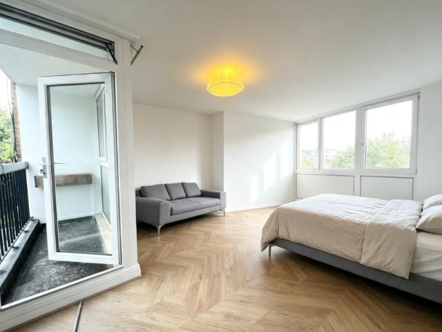apartment in Rowstock Gardens,, London, N7 0BH
