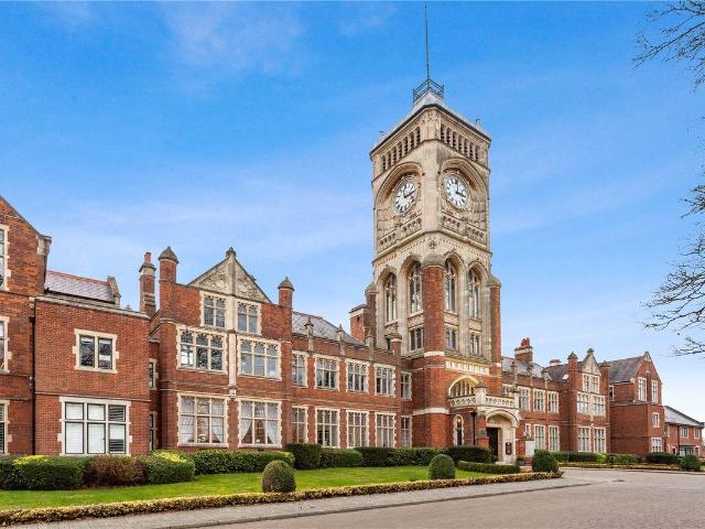 apartment in Royal Connaught Drive, Bushey