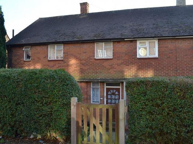 Apartment In Redcar Road, Romford Rm3