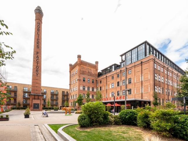 apartment in Refinery Square