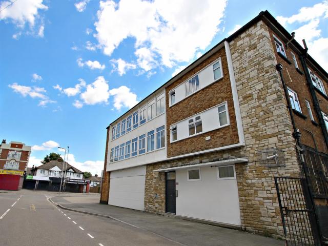 Apartment In Regarth Avenue, Romford Rm1