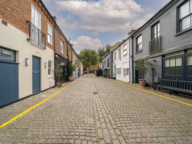 apartment in Russell Gardens Mews, Holland Park, W14