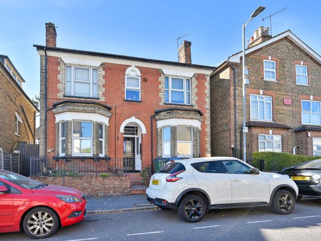 apartment in Woodford Road, WD17