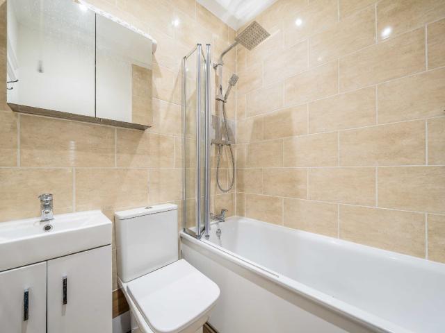 apartment in Wandsworth Road, Clapham, SW8