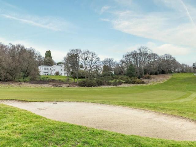 apartment in Wentworth Estate, Virginia Water, GU25