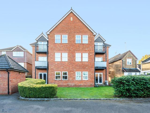 apartment in West Byfleet