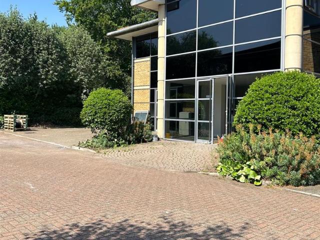 Apartment In Wycombe Lane, Wooburn Green Hp10