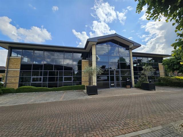 Apartment In Wycombe Lane, Wooburn Green Hp10