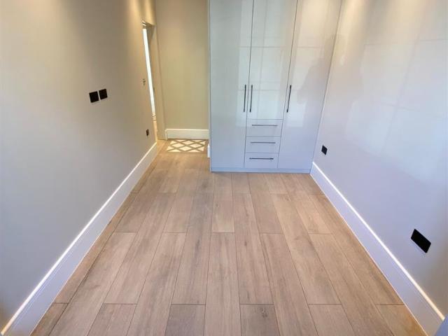 apartment in Wykeham Road, London, NW4 2SU