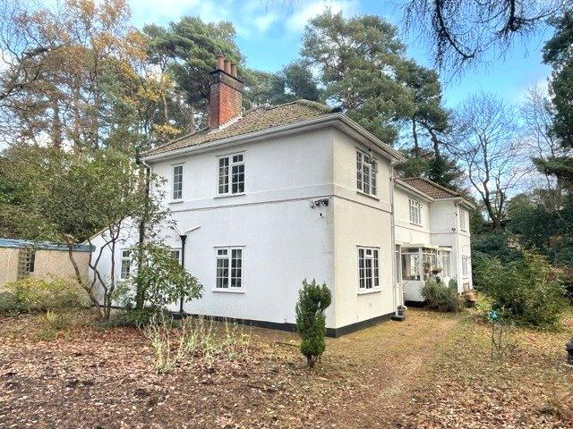 apartment in Tekels Park, Camberley, Surrey, GU15 2LE