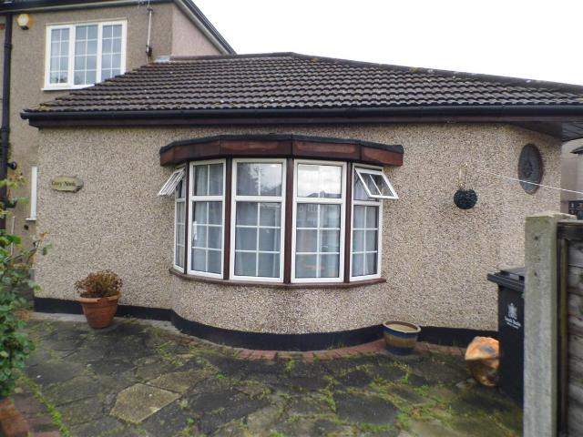 apartment in Thameshill Avenue, Romford, Essex, RM5 3BU