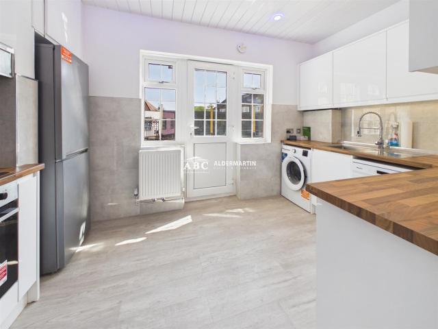 apartment in The Promenade, Edgware, HA8 7JZ