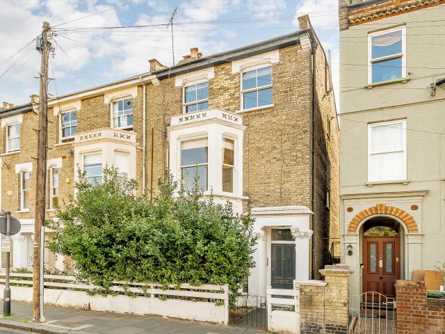 apartment in Thornfield Road,, W12