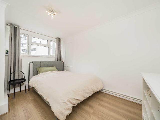 apartment in Trinity Way, Acton, W3