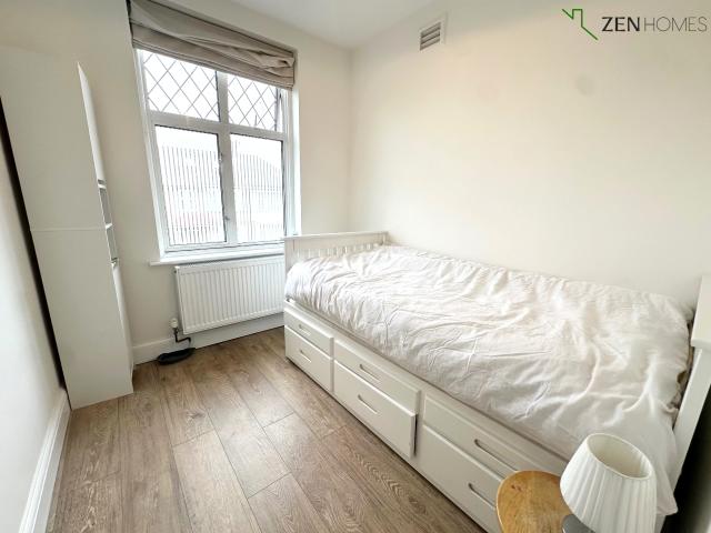 apartment in Uvedale Road, Enfield