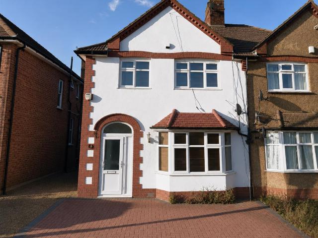 Apartment In Victoria Road, Ruislip Ha6