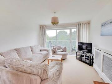 APARTMENT OVERLOOKING GRAND UNION CANAL