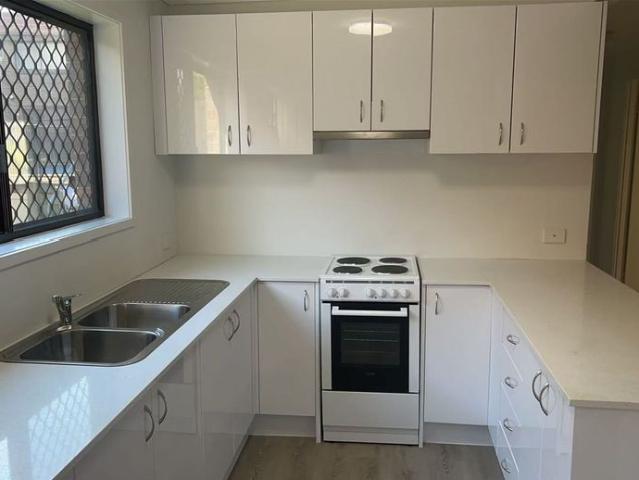Apartment Located Logan Central, walk to Shopping Center and Bus Station