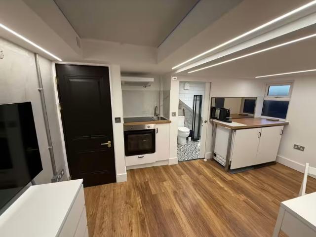 Apartment London London 97942558