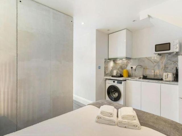 Apartment London London 104639829