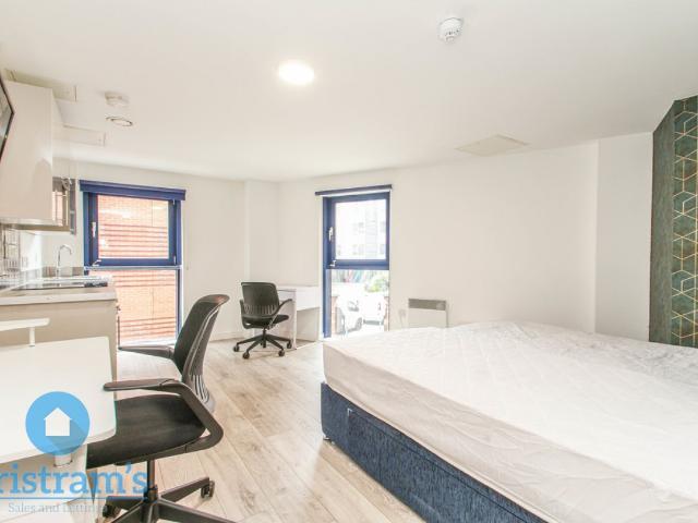 apartment Large Professional Studio Bills Inclusive City Centre