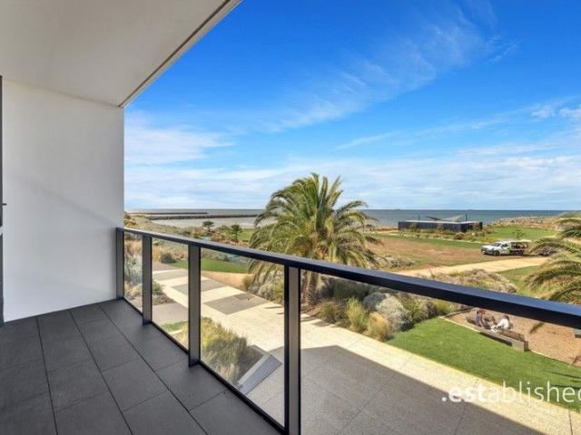 Apartment Living with Breathtaking Wyndham Harbour Views
