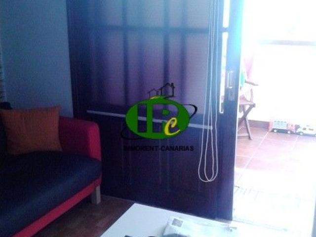 Apartment mit 1 Schlafzimmer. Wohnbereich mit Sofa, großem TV und internationalen Programmen