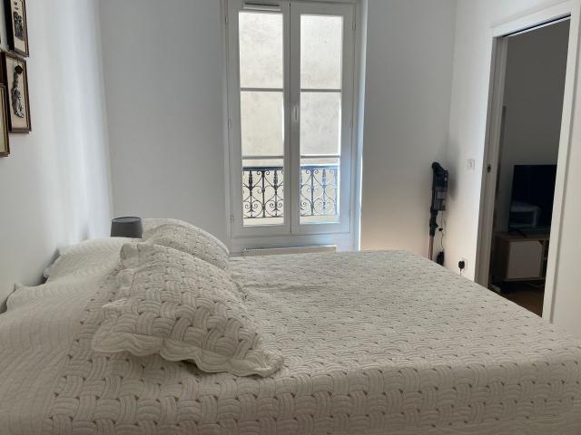 Apartment with 1 separate bedroom with elevator, quiet and well connected, 3 minutes from the metro Stalingrad Paris 19th, Paris Amsterdam Apartments for Rent