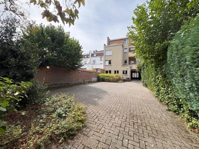 apartment with 2 bedrooms and a parking space