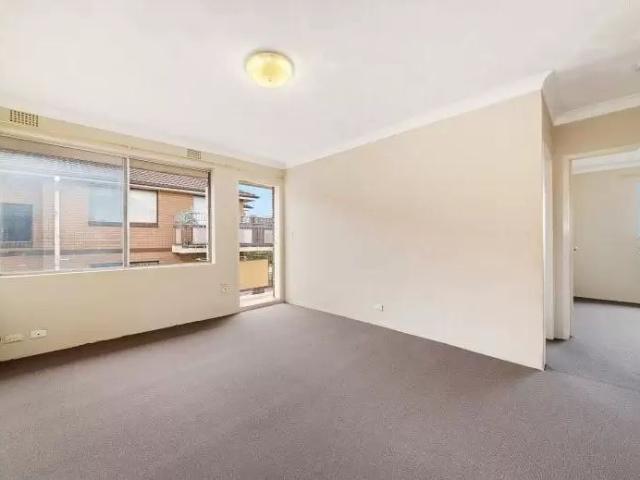 Apartment with 2 bedrooms, 1 bathroom & parking for 1 car