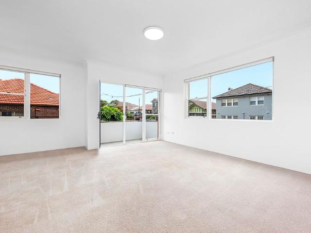Apartment with 3 bedrooms, 2 bathrooms & parking for 1 car