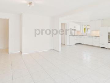 Modern 3.5 room apartment with spacious floor plan and sunny outdoor area in Utzigen
