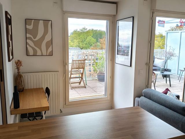 Apartment with terrace near the RER