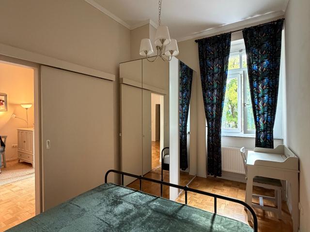 Apartment with the charm of a historic old building and modern amenities, steps from Sanssouci park