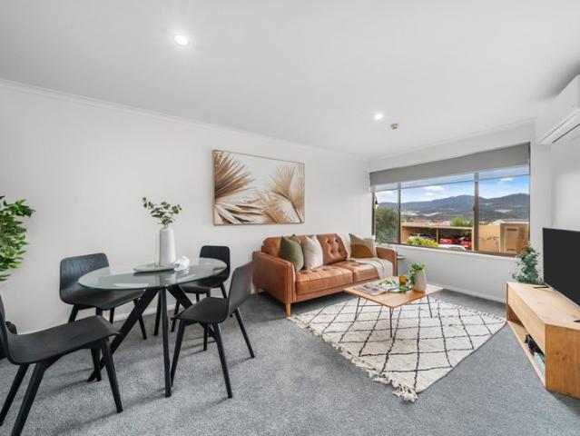 Apartment with water glimpses of Derwent River