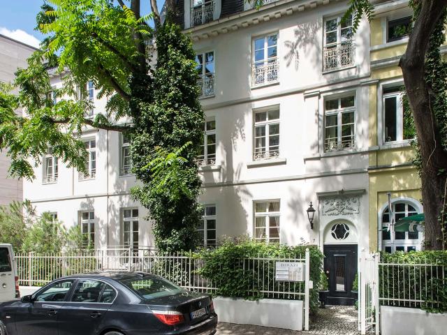 Apartment with a view on the front garden