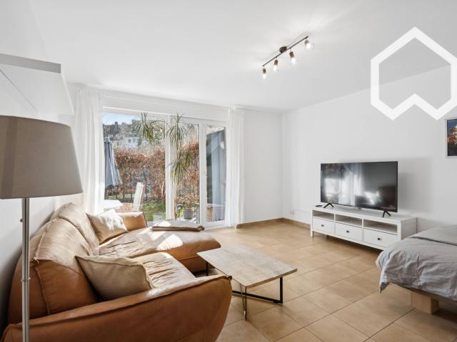 Apartment with garden view