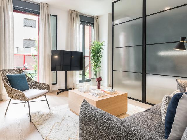 Apartment with interior courtyard in La Guindalera