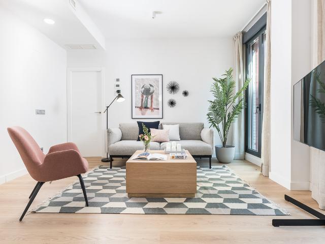 Apartment with interior courtyard in La Guindalera