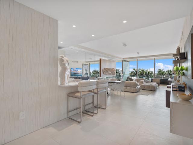 Apartment with pool
