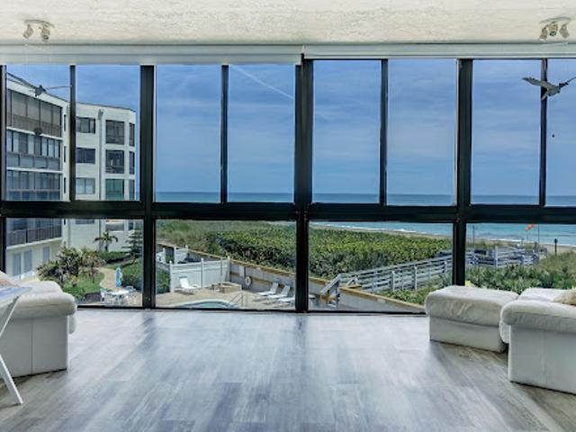 Seaside apartment with pool