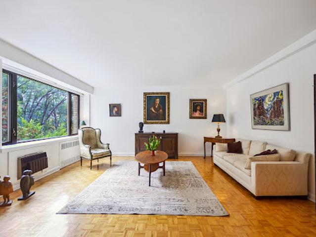 Apartment with pool