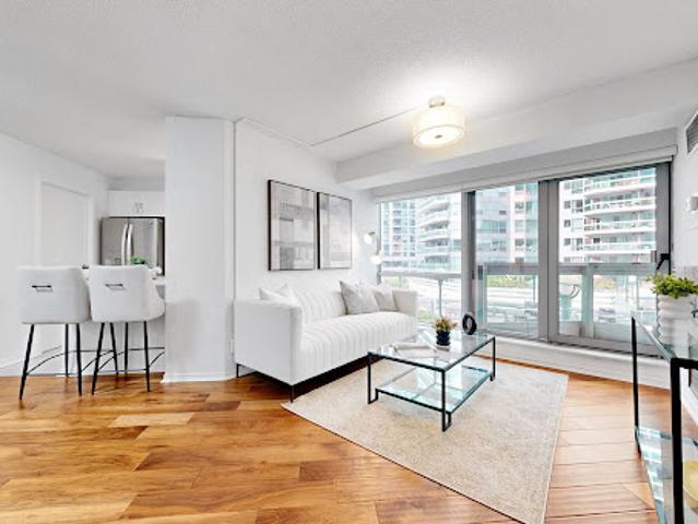 Apartment with pool