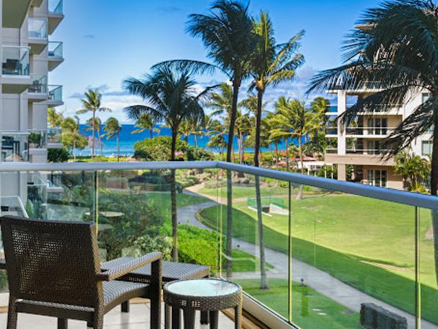 Seaside apartment with pool