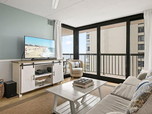 Seaside apartment with pool
